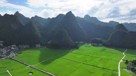 航拍美丽的贵州万峰林，落水洞村