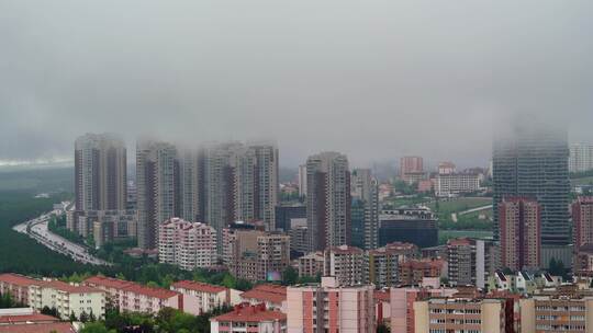 8K现代城市摩天大楼上的低云雾