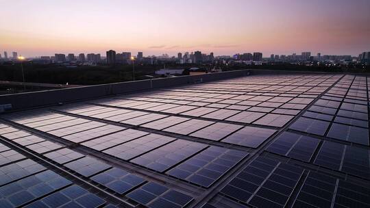 航拍屋顶太阳能电池板