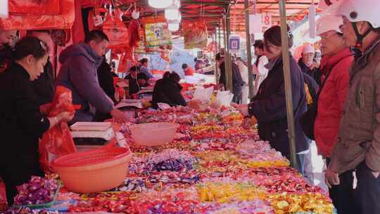 春节年货节热闹的集市摊位