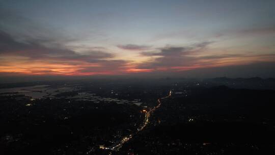 夜幕降临时分的乡村