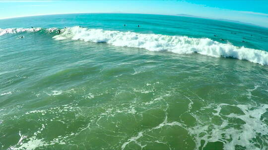 海面上巨大的海浪