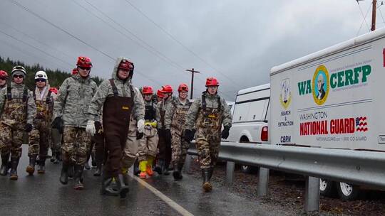 士兵和国民警卫队协助搜救行动视频素材模板下载