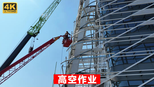 建筑工地上工人使用升降高空作业车工程机械