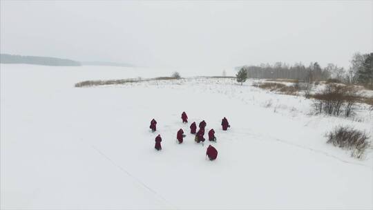 走在雪地里的僧侣们