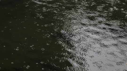 雨水滴落在水面的波纹慢镜头