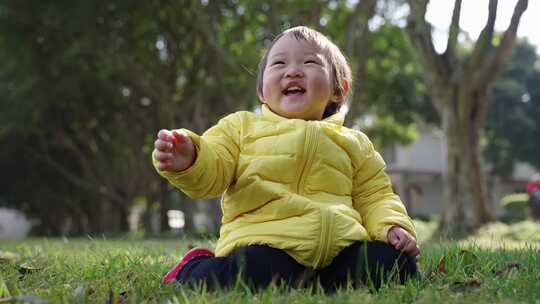 初学走路的可爱小女孩在公园里快乐玩耍