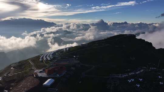 环绕牛背山云海帐篷营地