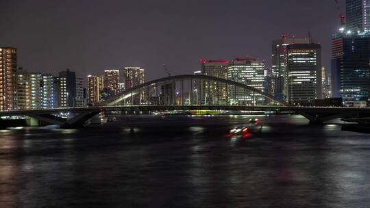 大桥和夜间水上交通