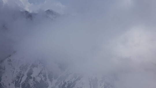 犹他州Wasatch山脉的高山峰周围移动的云的时间推移。我拍的