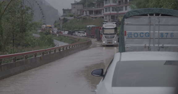 怒江泥水流山体滑坡堵车