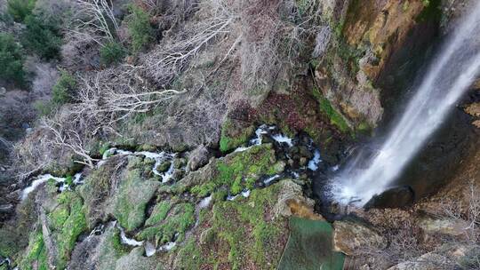坡地上的自然瀑布景观，棕色岩石之间水流的视频素材模板下载