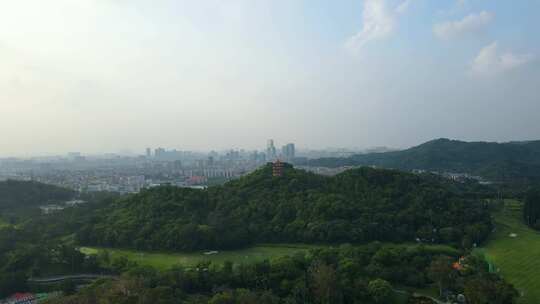广州麓湖公园远眺白云新城