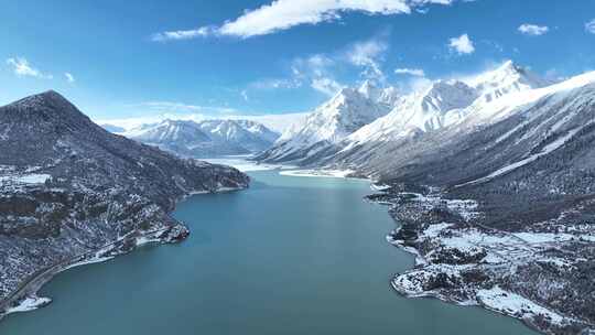 西藏昌都市八宿县然乌湖和雪山森林航拍风光视频素材模板下载