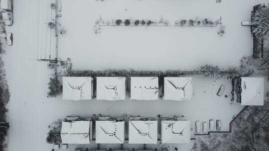 雪山村庄的俯视图