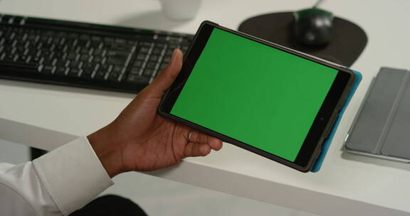 在带绿色屏幕的平板电脑上滑动