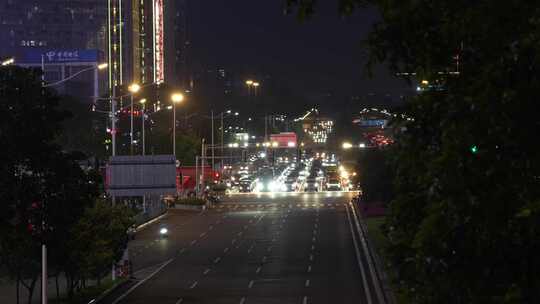 夜晚城市道路车来车往实拍