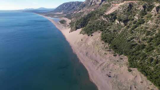 阿尔巴尼亚亚得里亚海沿岸被海水冲刷的沙丘，未受破坏的天然海滩