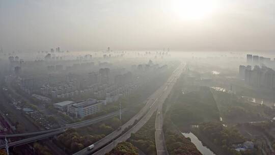 上海闵行梅陇镇清晨大雾大场景航拍4K。