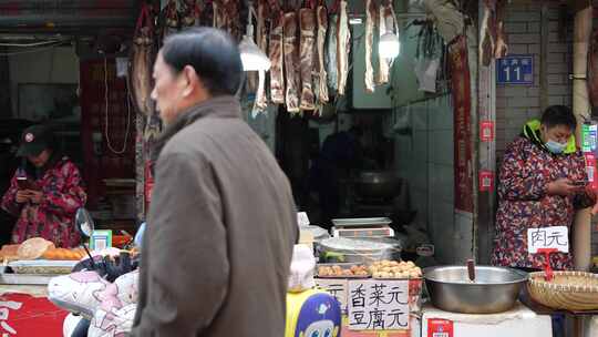 菜市场内的各类食品摊位