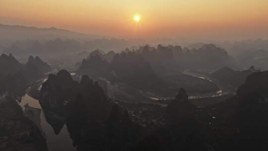 日出时分的壮丽山脉全景