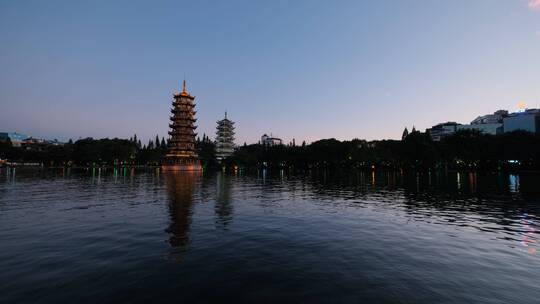 广西桂林日月双塔两江四湖湖面倒影夜景