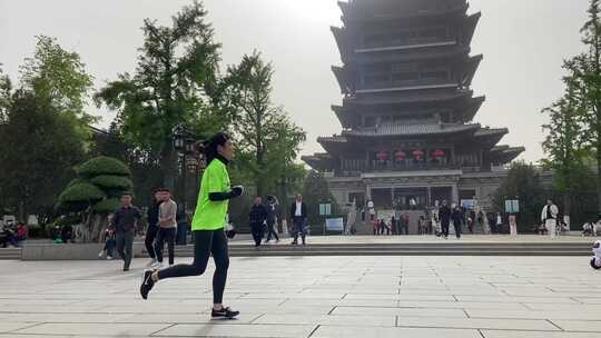 跑步爱好者女孩，济南大明湖景区跑步