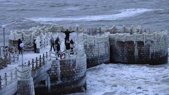 山东威海金海湾栈桥冰河世纪游客海冰海浪视频素材模板下载