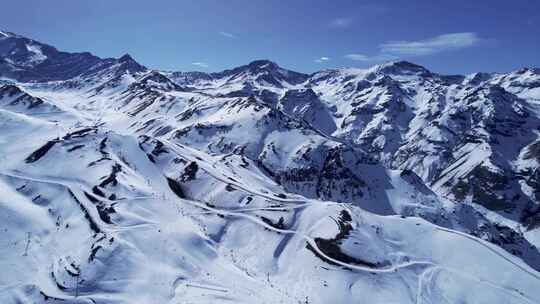 雪山安第斯山脉滑雪站中心度假村的全景。