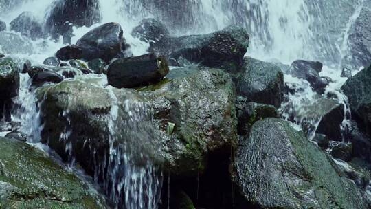 瀑布岩石溪流