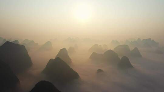 清晨桂林阳朔喀斯特地貌群山上的日出云海