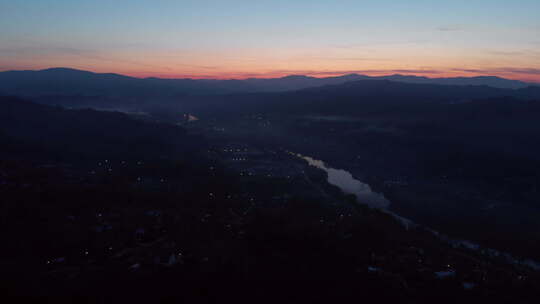 日落时扎维多维奇山谷的圆形照片——神奇的波斯尼亚石球的地方