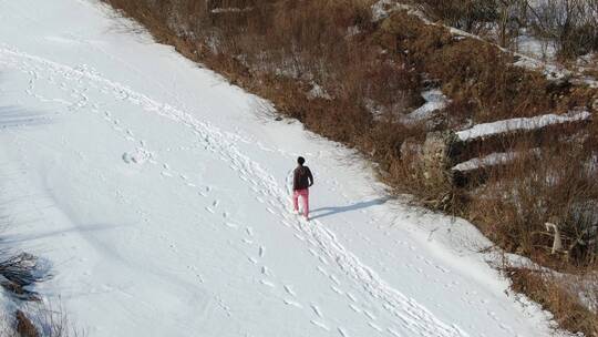 航拍东北冬天雪地行走，滑冰