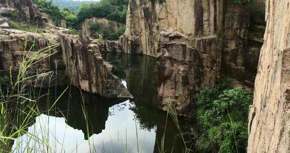 美丽宕口潭水陡峭山石险峻峭壁