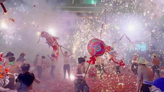 新年非遗民俗舞龙炸龙队伍街上热闹非凡