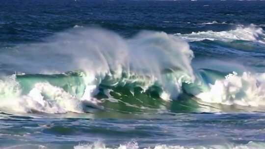 波涛汹涌的浪花海浪海边大海