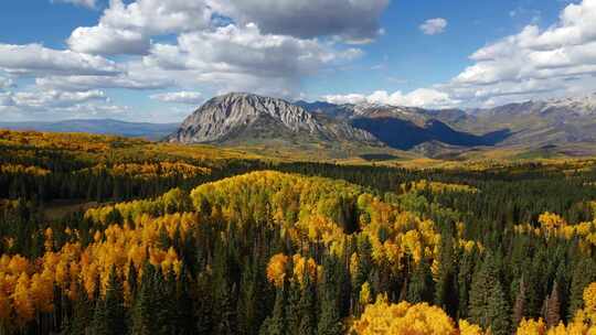 4K- 秋季的大自然山脉