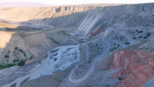 峡谷河谷安集海红色地质地貌自然险峻无人区