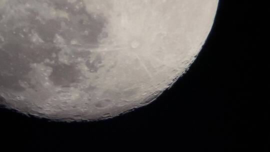 月球表面可见的陨石坑视频素材模板下载