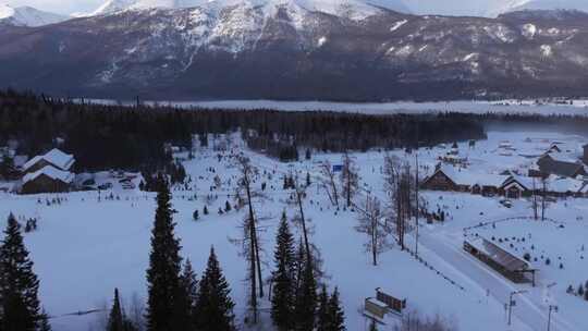 航拍新疆冬季喀纳斯河流晨雾雪山森林雪景