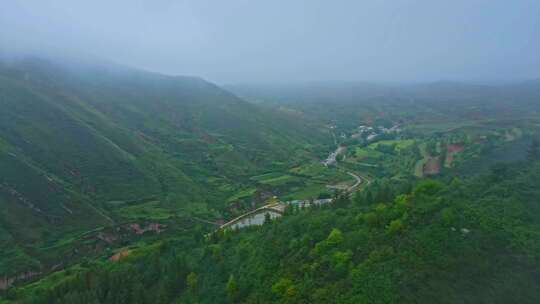 烟雨云雾缭绕的青山航拍