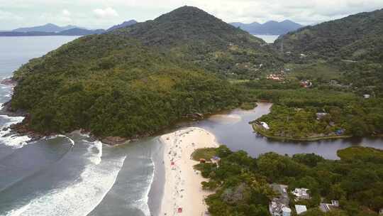WIde海滩在巴西海岸与大西洋雨林相遇的河流-乌巴图巴-巴西