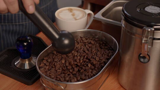 咖啡从咖啡机流出过程