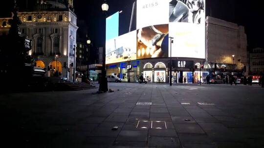 电子广告牌屏幕上的灯光照亮了街道