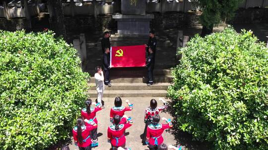 烈士纪念碑前入党宣誓