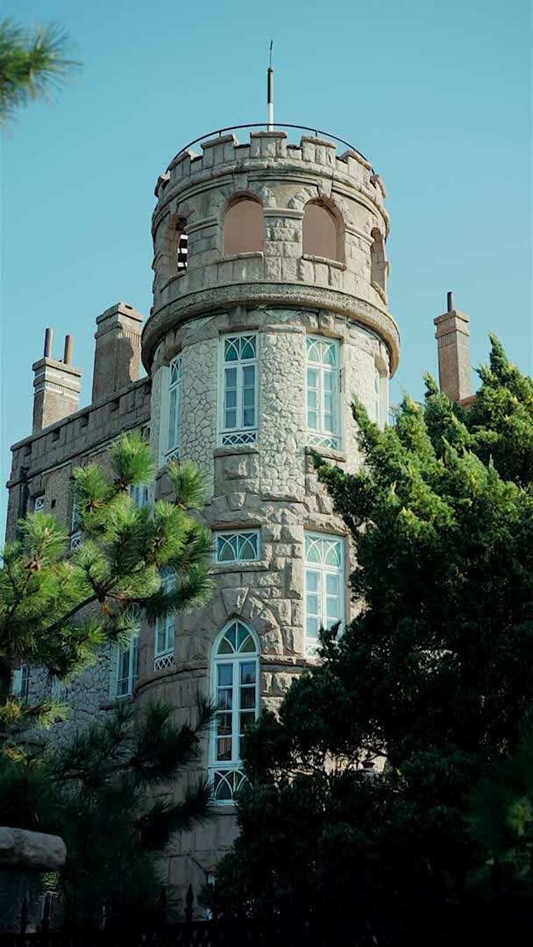 竖版青岛八大关花石楼秋天第二海水浴场人文