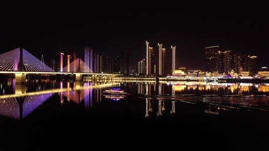 夜晚游船游艇穿过繁华的都市夜景