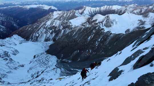 攀登四川岷山山脉雪宝顶雪山的登山队