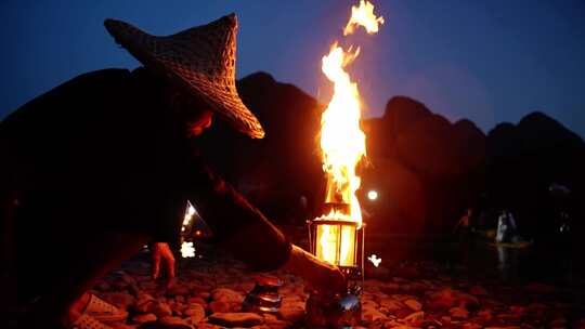 夜晚桂林漓江渔翁点煤油灯 桂林山水阳朔