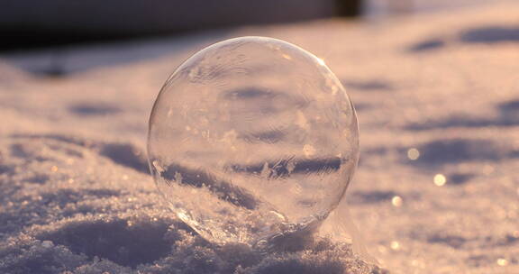 冬天雪地里的肥皂泡延时